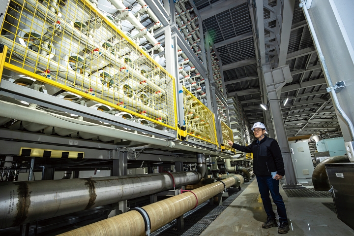 대산해수담수센터의 핵심인 역삼투 공정에는 대기압보다 50배 강한 압력을 견디는 원통(베셀)이 2000여 개 가까이 투입된다. 역삼투 공정은 총 두 번에 걸쳐 이뤄진다. 사진 C영상미디어