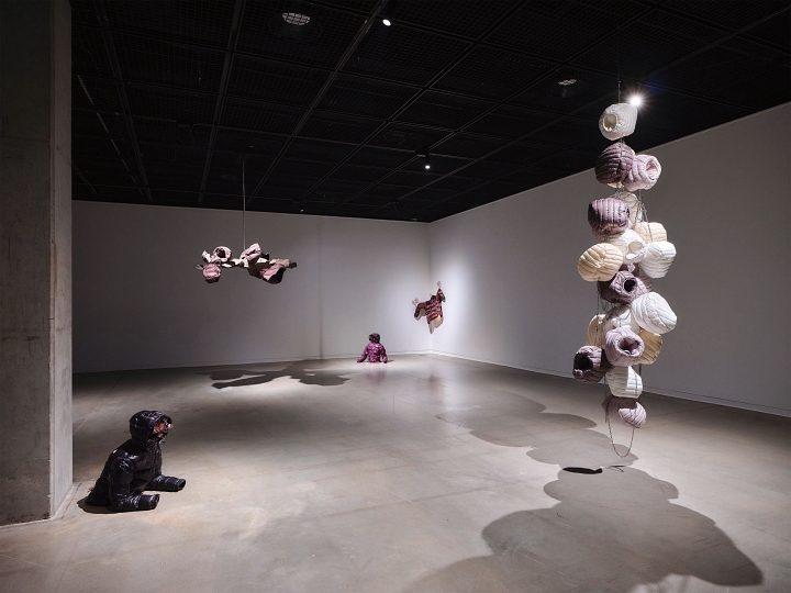 &lsquo;외피를 따르는 것들&rsquo;, 연진영, 2026. 사진 수원시립미술관