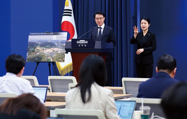 이규연 청와대 홍보소통수석이 4월 14일 청와대 춘추관에서 세종 집무실 관련 브리핑을 하고 있다. 사진 청와대
