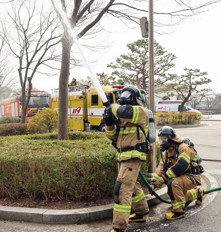 3월 30일 인천 중구 한국이민사박물관에서 실시된 2026년 봄철 인천시 중구 산불진화 합동훈련에서 소방대원들이 화재지역을 향해 방수하고 있다. 사진 뉴시스