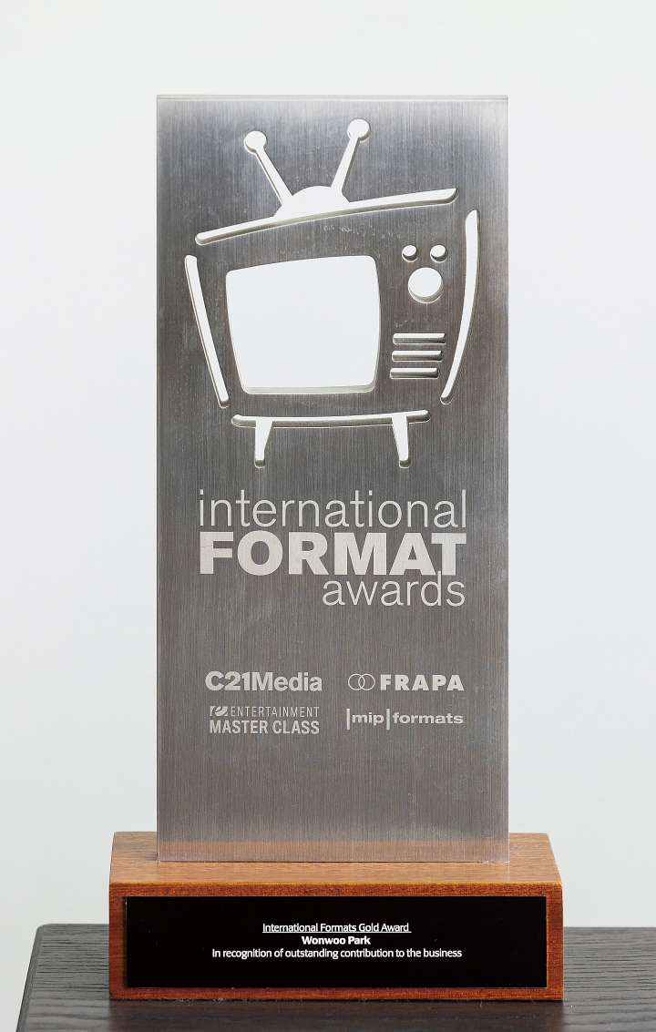MIPTV &lsquo;국제 포맷 어워즈(International Format Awards) 대상&rsquo; 트로피. 사진 C영상미디어