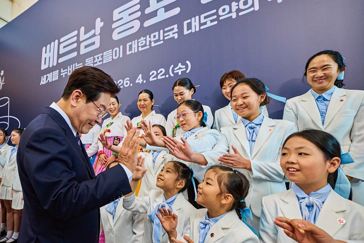 베트남을 국빈 방문 중인 이재명 대통령이 4월 22일 하노이 시내 호텔에서 진행된 동포 오찬 간담회에서 어린이들과 인사하고 있다. 사진 청와대
