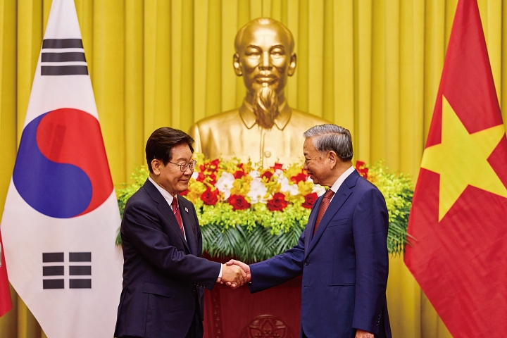 이재명 대통령과 또 럼 베트남 당서기장 겸 국가주석이 4월 22일 베트남 하노이 주석궁에서 공동언론발표를 마친 뒤 악수하고 있다. 양국은 이날 정상회담을 통해 포괄적 전략 동반자 관계를 한층 공고히 했다. 사진 청와대