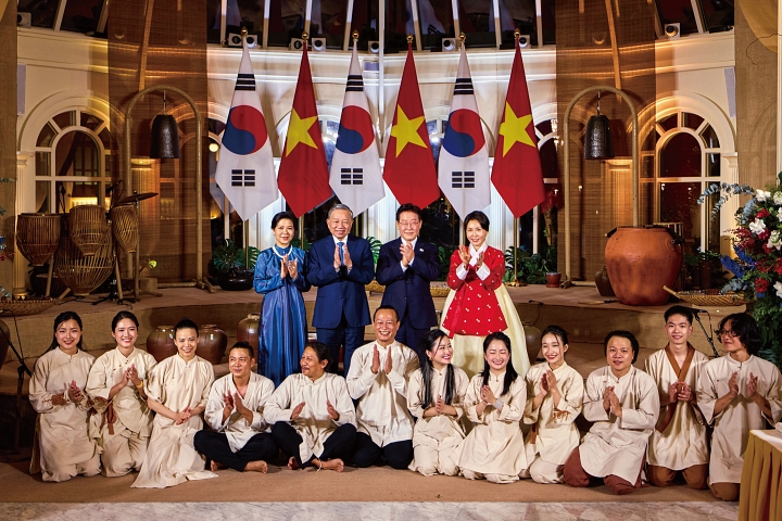 이재명 대통령 내외와 또 럼 당서기장 내외가 베트남 하노이 영빈관에서 열린 국빈 만찬에서 기념촬영을 하고 있다. 사진 청와대