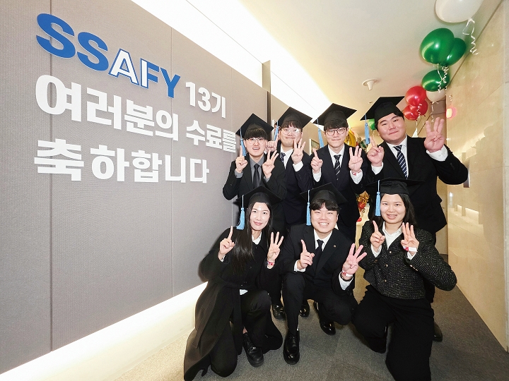 2025년 12월 18일 서울 강남구 삼성청년SW&middot; AI아카데미(SSAFY) 서울캠퍼스에서 열린 SSAFY 13기 수료식에 참석한 수료생들이 기념 촬영을 하고 있다. 사진 고용노동부