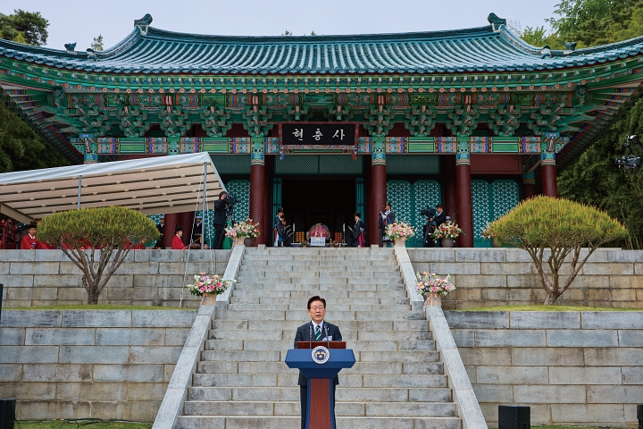 이재명 대통령이 4월 28일 충남 아산시 현충사에서 열린 충무공 이순신 장군 탄신 제481주년 기념행사에서 축사를 하고 있다. 사진 청와대