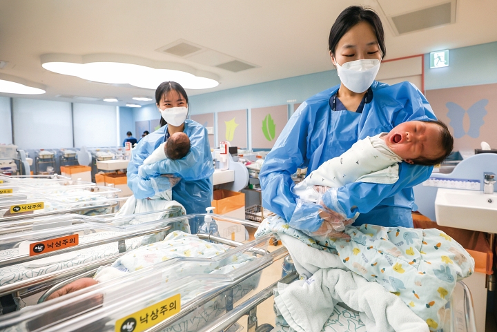 2026년 2월 경기 고양시 CHA의과학대학교 일산차병원 신생아실에서 간호사가 신생아들을 돌보고 있다. 사진 뉴시스