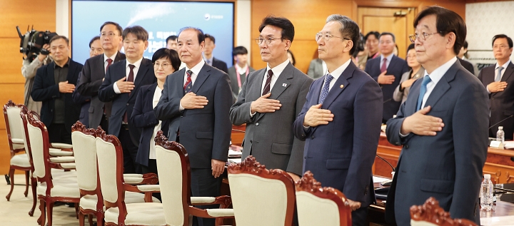 김민석 국무총리가 4월 27일 서울 종로구 정부서울청사에서 열린 이재명정부 첫 국가보훈위원회 회의에서 국민의례를 하고 있다. 사진 뉴시스