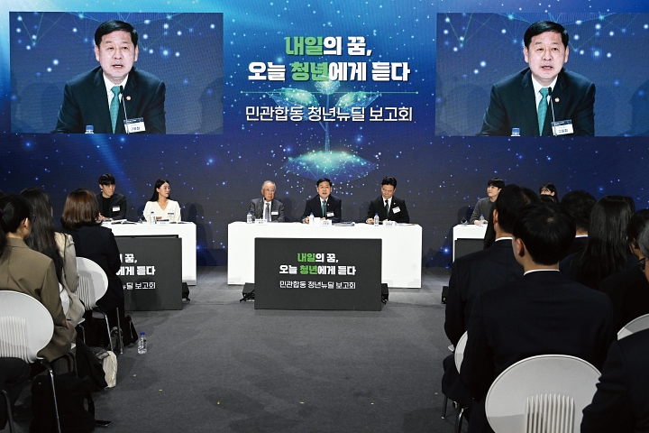 구윤철 부총리 겸 재정경제부 장관이 4월 29일 서울 서초구 aT센터에서 열린 ‘민관합동 청년뉴딜 보고회’에서 인사말을 하고 있다. 사진 재정경제부