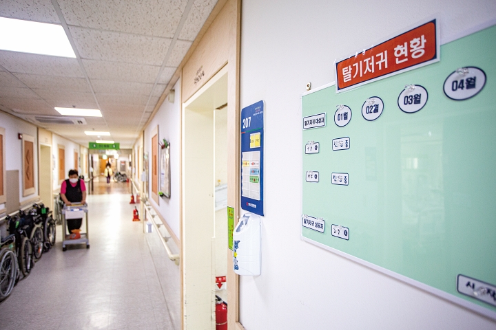 탈기저귀’ 현황 게시판. 경도요양병원은 이동이 가능한 환자에게는 기저귀를 최후의 수단으로만 사용한다. 사진 C영상미디어