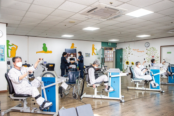 경도요양병원은 휴일 없이 재활치료실을 개방해 환자를 병실 밖으로 나와 움직이도록 돕는다. 사진 C영상미디어