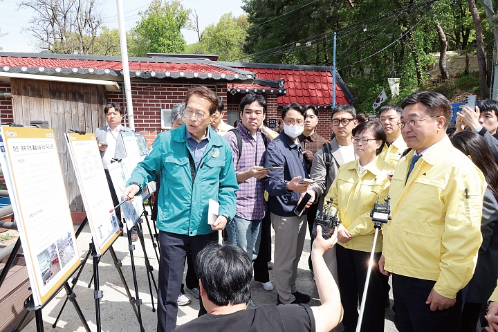 윤호중 행정안전부 장관이 4월 23일 오전 서울 강북구 인수천 인근 하천&middot;계곡 불법 점용시설 정비실태 현장을 점검하고 있다. 사진 뉴시스