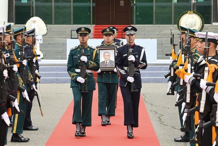 4월 22일 서울 동작구 국립서울현충원 현충선양광장에서 독립유공자 이하전 지사 유해 봉환식이 열렸다. 사진 뉴시스