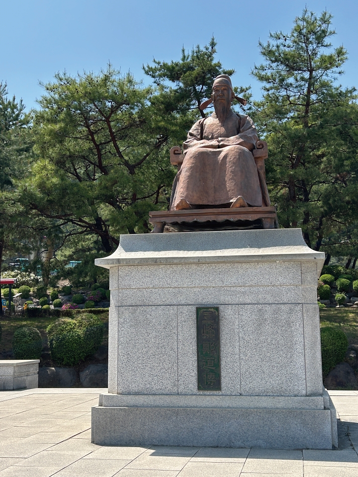 도담삼봉과 인연이 깊은 정도전 동상. 사진 박근희 객원기자