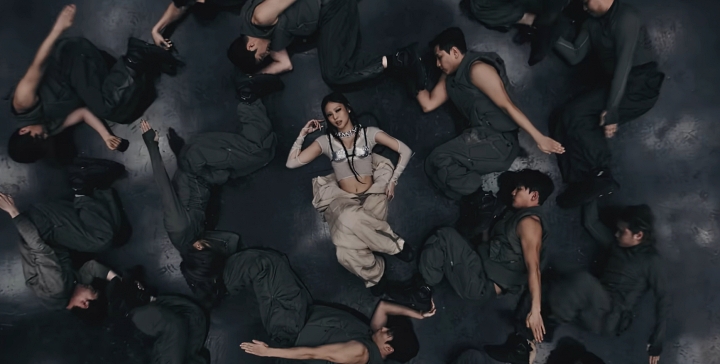 이한결 감독이 연출한 BTS의 ‘2.0’(왼쪽), 제니의 ‘LIKE JENNIE’ 뮤직비디오 한 장면. 사진 공식 유튜브 캡처 화면