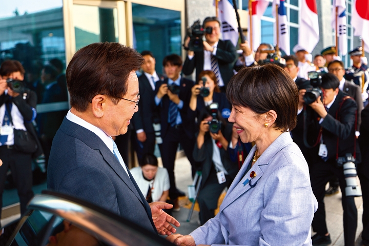 이재명 대통령이 5월 19일 경북 안동시 한 호텔에서 한일 정상회담을 위해 방한한 다카이치 사나에 일본 총리를 영접하고 있다. 사진 청와대