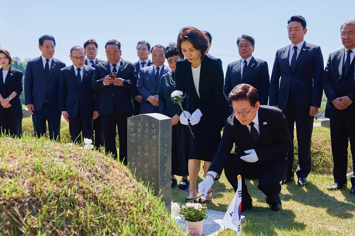 이재명 대통령이 5월 18일 광주광역시 북구 5&middot;18 민주묘지에서 양창근 열사 묘소를 둘러보고 있다. 사진 청와대
