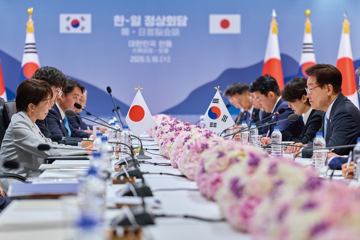 이재명 대통령과 다카이치 사나에 일본 총리가 5월 19일 경북 안동시 한 호텔에서 확대 정상회담을 하고 있다. 사진 청와대