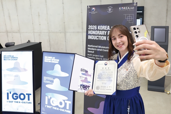 발대식에 참석한 제16기 코리아넷 명예기자가 위촉장을 들고 인증샷을 촬영하고 있다.