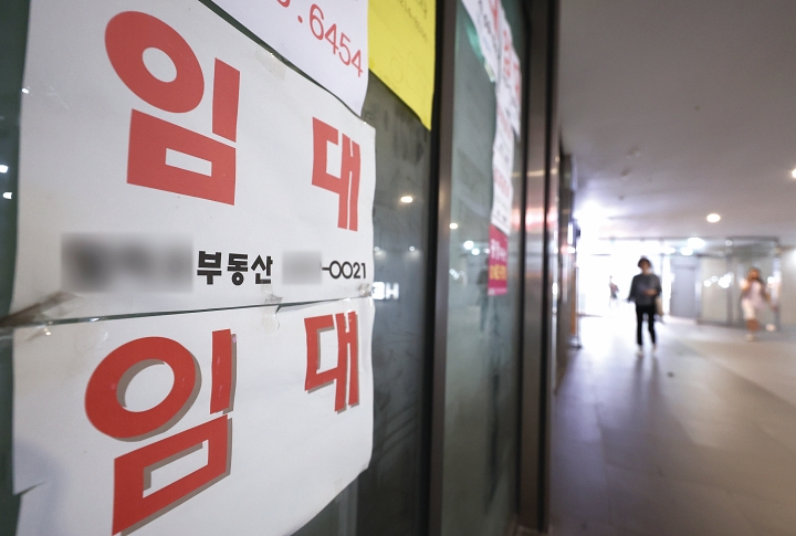2025년 7월 서울 송파구의 한 종합상가 점포 앞에 임대 안내문이 붙어 있다. 사진 뉴시스