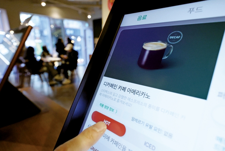 2025년 12월 서울 한 프랜차이즈 커피전문점에서 손님이 디카페인 커피를 주문하고 있다. 사진 뉴시스