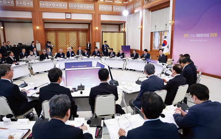 이재명 대통령이 5월 21일 청와대에서 열린 대통령 소속 자문회의&middot;위원회 간담회를 주재하고 있다. 사진 청와대