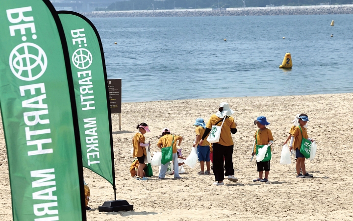 롯데백화점, 기후에너지환경부, 환경재단은 2024년부터 사회공헌 활동의 일환으로 전국 유명 해수욕장에서 해안으로 밀려오거나 버려진 쓰레기를 정리하는 &lsquo;플로깅&rsquo; 활동을 하고 있다. 사진 뉴시스