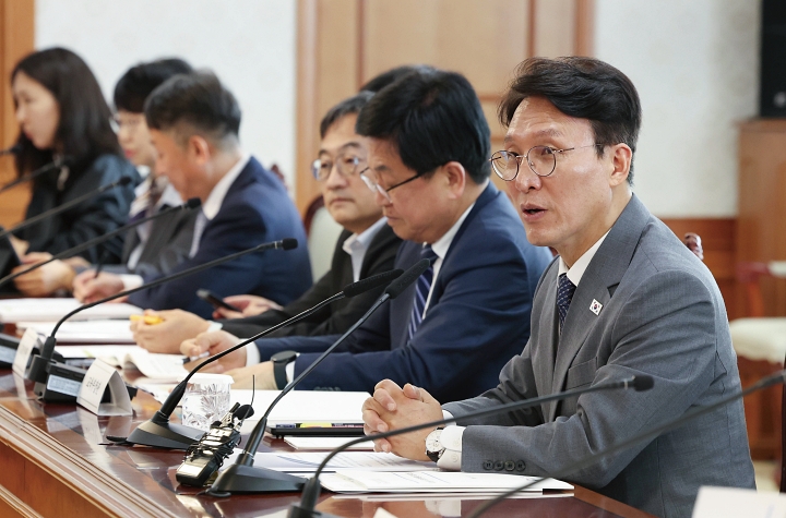 김민석 국무총리가 5월 12일 정부서울청사에서 열린 제35차 사회보장위원회 회의를 주재하고 있다. 사진 뉴시스