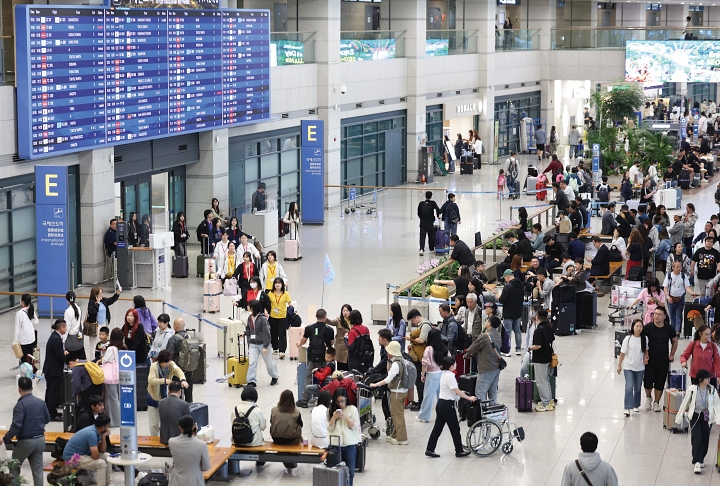4월 30일 인천국제공항 제1터미널 입국장이 한국을 찾은 외국인 관광객으로 붐비고 있다. 사진 뉴시스