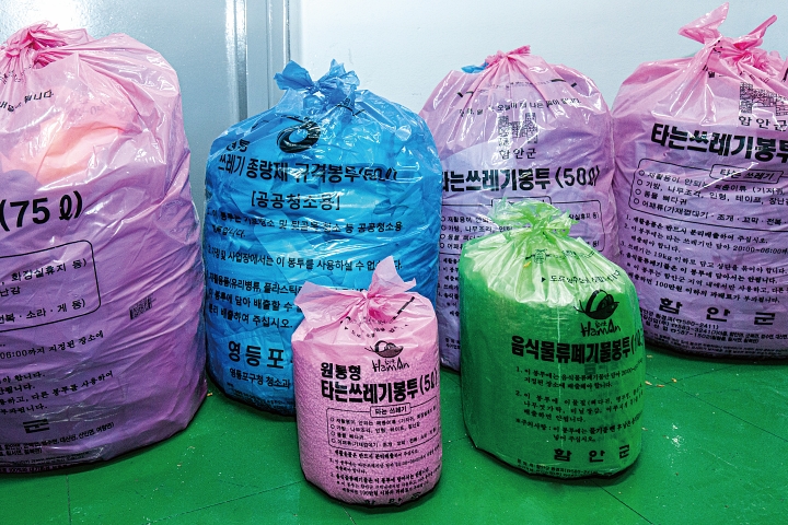 이영상 인테크 대표가 잘 세울 수 있도록 개발한 원통형 종량제봉투가 나란히 놓여 있다. 사진 C영상미디어