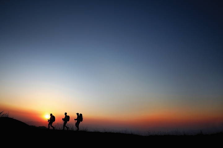 소백산의 노을은 산세만큼이나 웅장하다. 주능선에 올라서면 시야가 파노라마로 트여 있다. 사진 C영상미디어