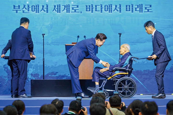 이재명 대통령이 5월 27일 부산 영도구에서 열린 ‘제31회 바다의 날 기념식’에서 신태범 KCTC 회장에게 금탑산업훈장을 수여하고 있다. 사진 청와대