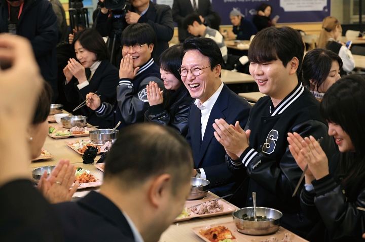 김민석 국무총리가 2025년 11월 17일 서울 종로구 성균관대학교 은행골식당에서 학생들과 &lsquo;천원의 아침밥&rsquo;을 함께하며 이야기를 나누고 있다. 사진 국무총리실