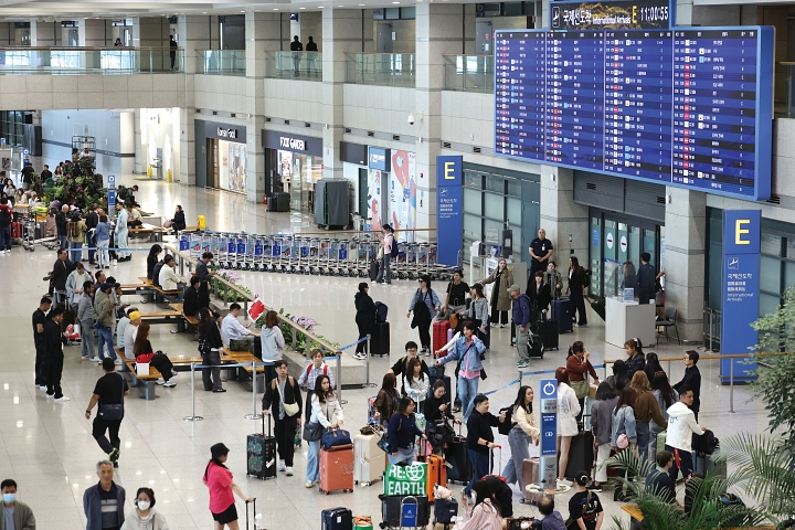 인천국제공항 제1여객터미널 입국장에서 외국인 관광객들이 입국하고 있다. 사진 뉴시스
