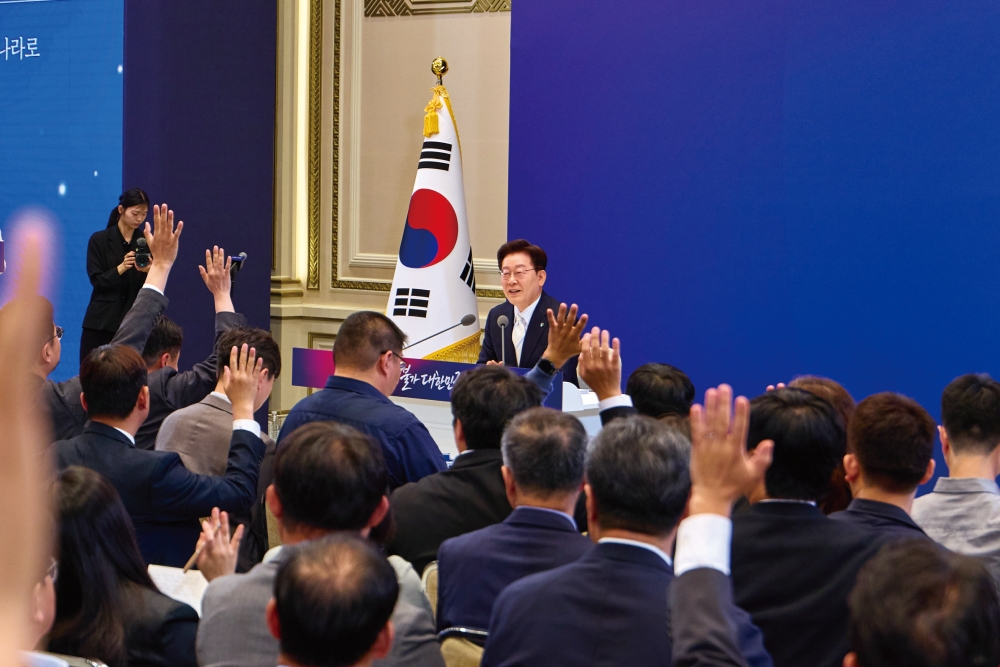 이재명 대통령이 6월 8일 청와대 영빈관에서 열린 ‘취임 1주년 기자회견’에서 참석자들의 질문을 받고 있다. 사진 청와대