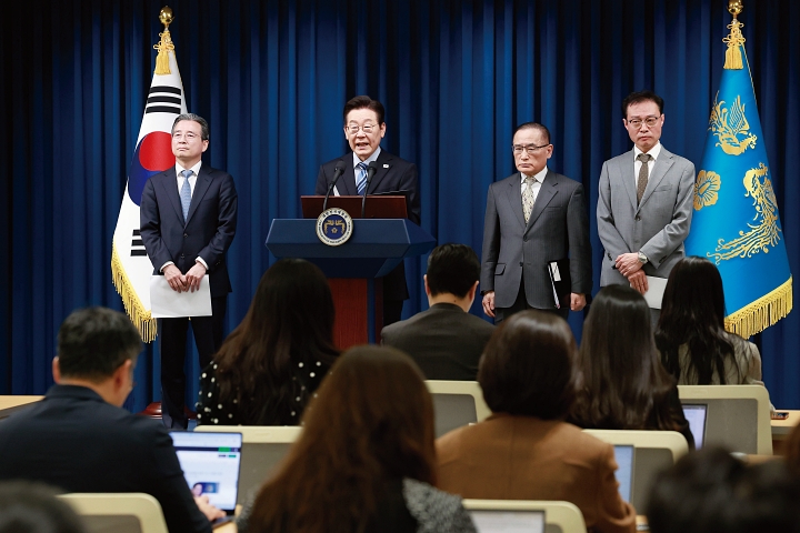 이재명 대통령이 2025년 11월 14일 용산 대통령실에서 한미 간 관세&middot;안보 협의 결과를 담은 공동설명자료(Joint Fact Sheet)를 발표하고 있다. 사진 뉴시스
