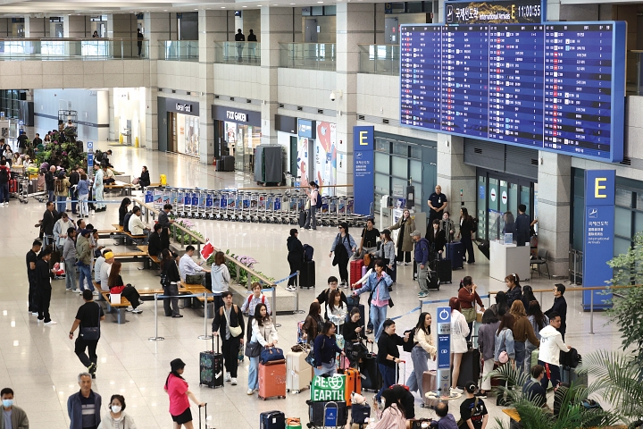 5월 1일 인천국제공항 제1여객터미널 입국장에서 외국인 관광객들이 입국하고 있다. 사진 뉴시스