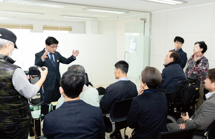 김성환 기후에너지환경부 장관이 2025년 10월 서울 중구에 마련된 가습기살균제 피해자 소통공간에서 피해자 및 가족과 간담회를 갖고 건의사항을 경청하고 있다. 사진 기후에너지환경부