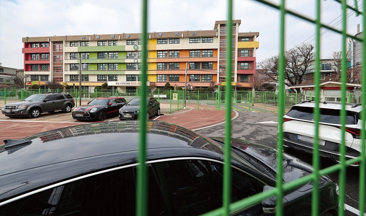 학생 감소로 2023년 폐교된 서울화양초등학교 부지가 주차장으로 활용되고 있다. 사진 뉴시스