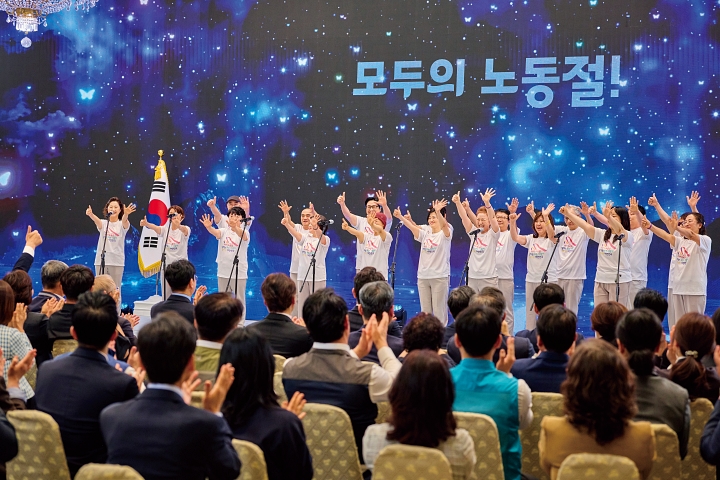 63년 만에 법정공휴일이 된 노동절을 맞아 5월 1일 청와대에서 열린 &lsquo;2026 노동절 기념식&rsquo;에서 종합예술단 &lsquo;봄날&rsquo;이 축하공연을 펼치고 있다. 사진 청와대