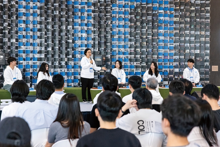 한성숙 중소벤처기업부 장관이 5월 13일 서울 동작구 중앙대학교에서 열린 &lsquo;2026 모두의 창업 캠퍼스투어 토크콘서트&rsquo;에서 발언하고 있다. &lsquo;모두의 창업 프로젝트&rsquo;에는 5월 중순까지 6만여 명이 신청했다. 사진 중소벤처기업부