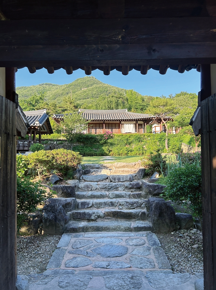 전북 완주군 오성한옥마을의 명소 중 하나인 &lsquo;소양고택&rsquo;은 호남 지역에 있던 180여 년 된 고택 세 채를 해체해 현재의 자리로 이축한 공간이다. 한옥스테이와 카페, 책방을 함께 운영하고 있어 머무는 동안 사색의 시간을 보낼 수 있다. 사진 박근희 기자
