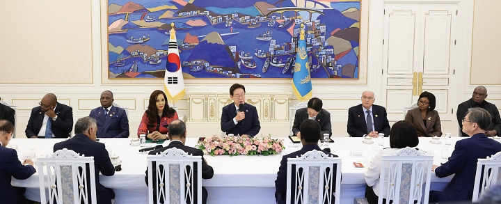 이재명 대통령이 6월 2일 청와대에서 2026 한&middot;아프리카 외교장관회의 참석 수석대표들을 접견하며 인사말을 하고 있다. 사진 청와대