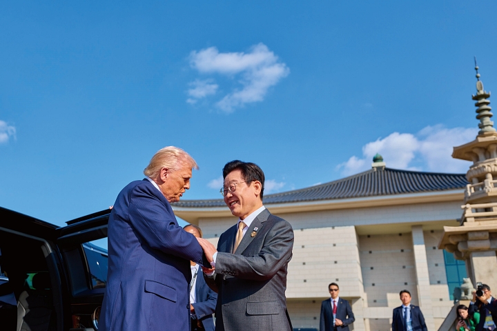 2025년 10월 29일 이재명 대통령이 한미 정상회담을 위해 방한한 도널드 트럼프 미국 대통령을 국립경주박물관에서 맞이하고 있다. 사진 청와대