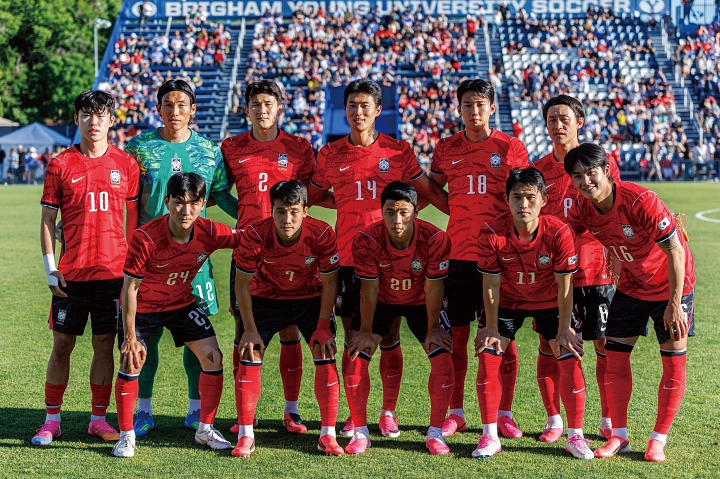 2026년 6월 3일(현지시간) 미국 유타주 프로보에서 열린 엘살바도르와의 축구 국가대표 친선경기를 앞두고 한국 축구대표팀 선발 출전 선수들이 기념촬영을 하고 있다. 사진 AP.뉴시스