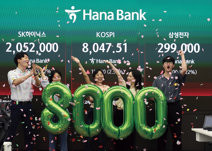 코스피가 사상 처음으로 종가 기준 8000을 돌파한 5월 26일 서울 중구 하나은행 딜링룸에서 직원들이 축하 세리머니를 하고 있다. 사진 뉴시스
