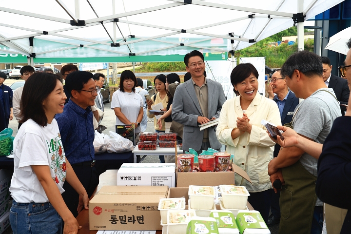 5월 3일 서울 용산구 용산역 주차장 전기차 충전소에서 전기차들이 충전을 하고 있다. 사진 뉴시스