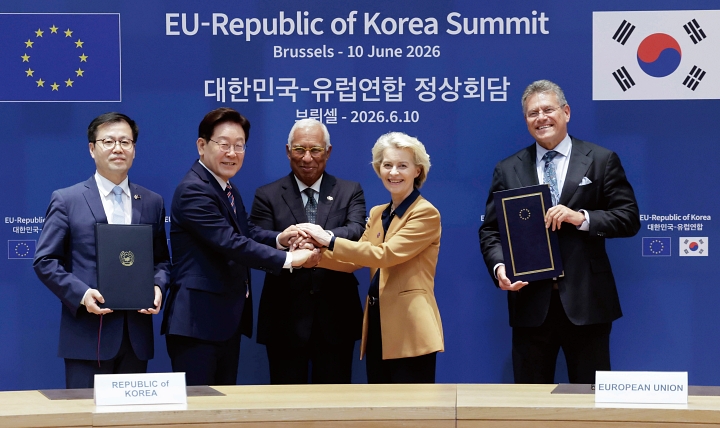 6월 10일(현지시간) 벨기에 브뤼셀에서 열린 한&middot;EU 디지털 통상협정 서명식에서 이재명 대통령이 안토니우 코스타 EU 정상회의 상임의장, 우르술라 폰 데어 라이엔 EU 집행위원장 등과 기념 촬영을 하고 있다. 사진 뉴시스