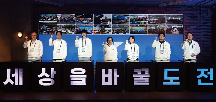 한성숙 중소벤처기업부 장관(가운데)이 3월 25일 오후 서울 서초구 드림플러스 강남에서 열린 모두의 창업 발대식에서 참석자들과 기념촬영을 하고 있다. 사진 뉴시스