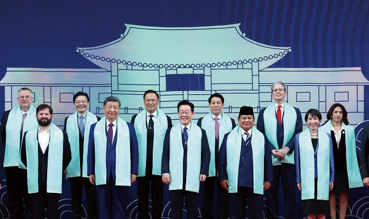 이재명 대통령이 2025년 11월 1일 경주화백컨벤션센터에서 열린 2025 아시아태평양경제협력체(APEC) 정상회의에서 공식 기념촬영을 하고 있다. 사진 뉴시스